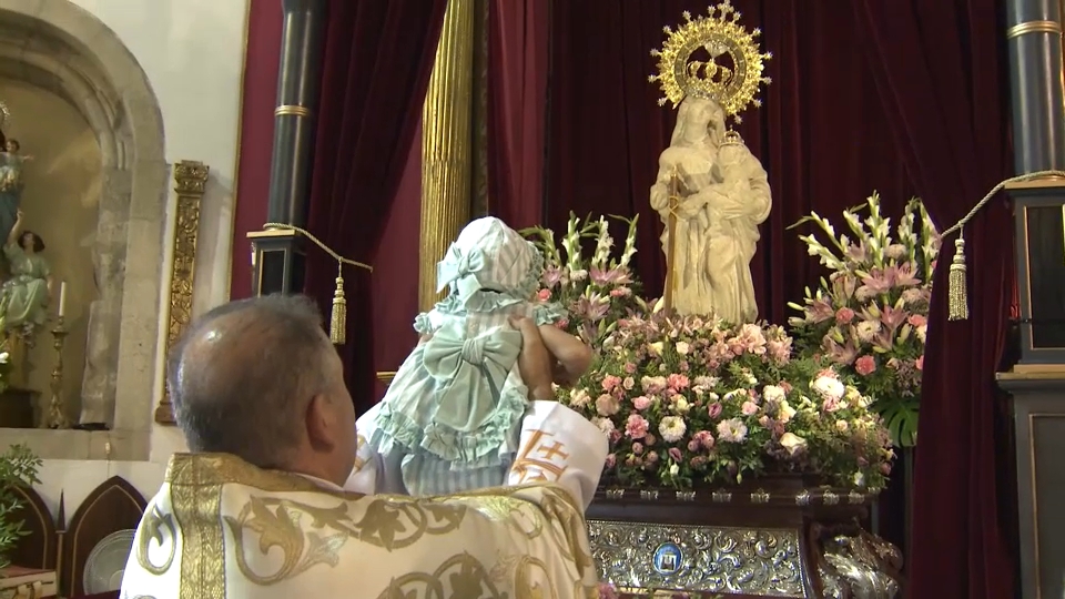 Presentación de bebés a la Virgen en Trujillo