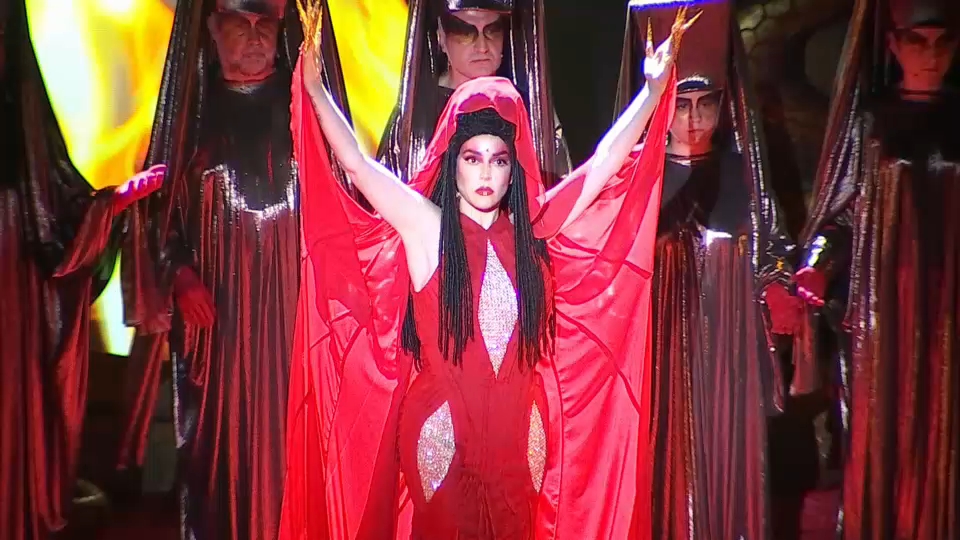 Ruth Lorenzo rodeada del Coro de Cámara de Extremadura