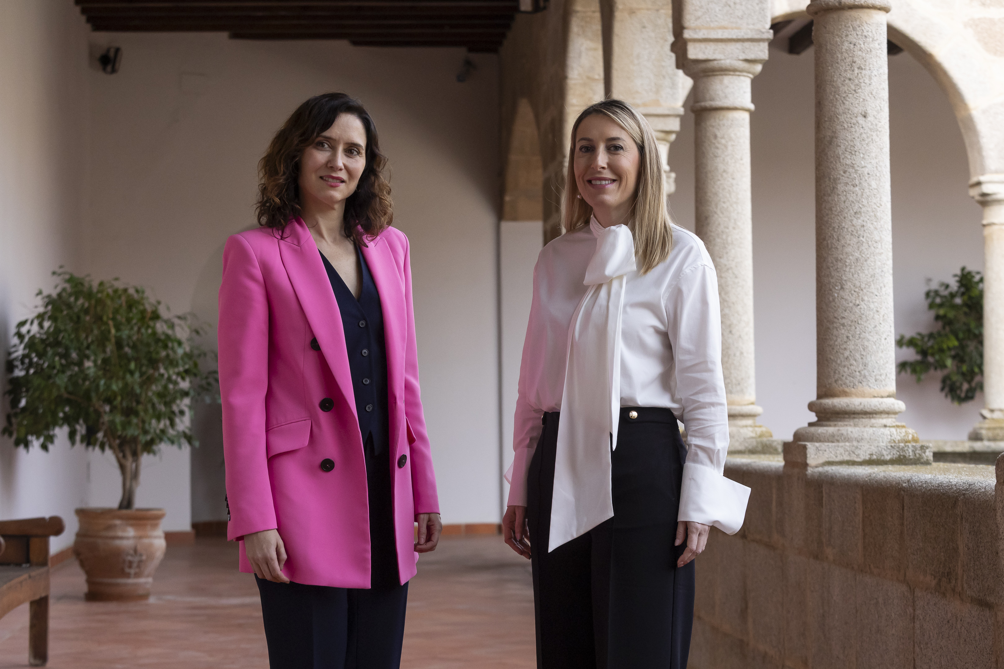 La presidenta de la Junta de Extremadura, María Guardiola, se reúne con la presidenta de la Comunidad de Madrid, Isabel Díaz Ayuso