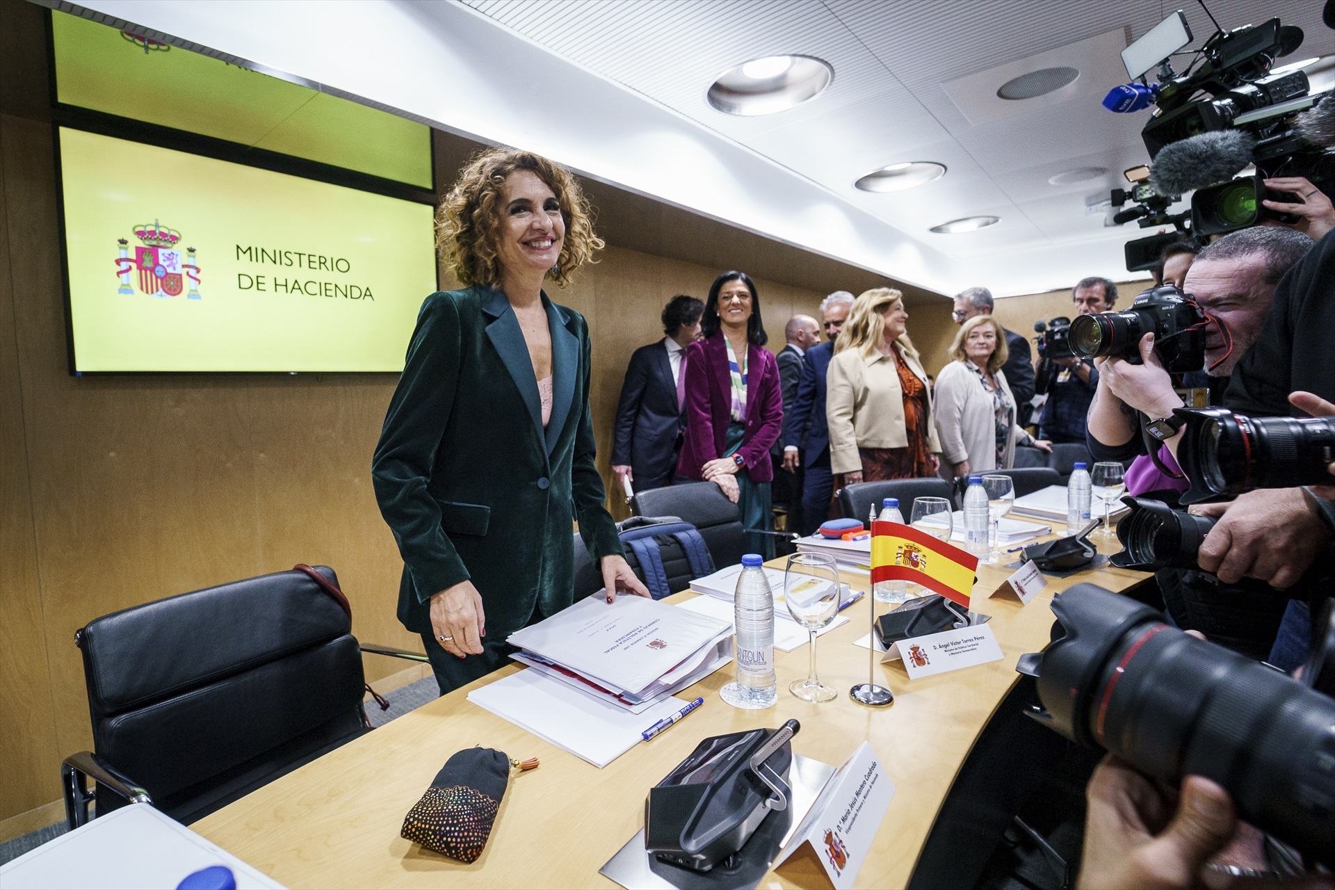 El Gobierno aprueba la quita de deuda con el plantón de las comunidades del Partido Popular