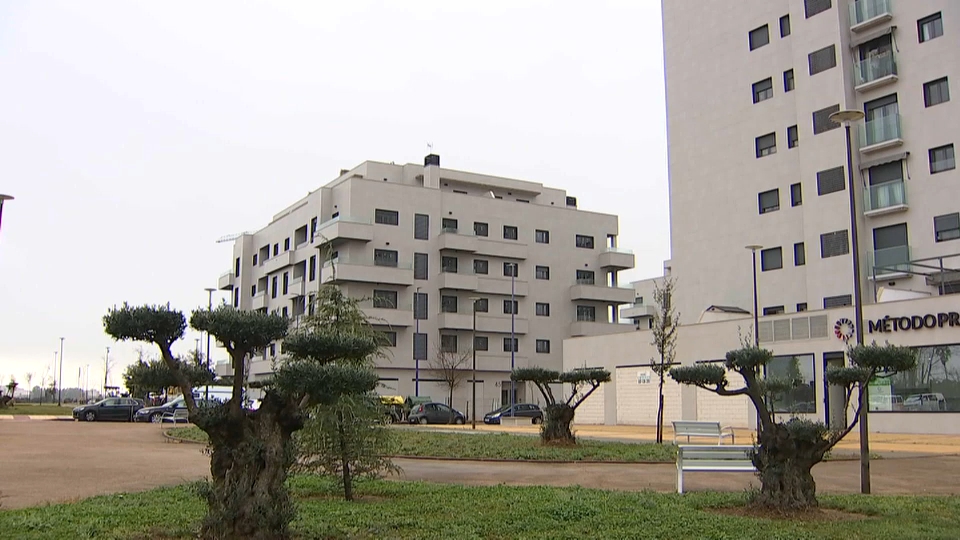 Una familia necesitaría ahorrar 16 años en Badajoz y 15 en Cáceres para conseguir la entrada de una vivienda