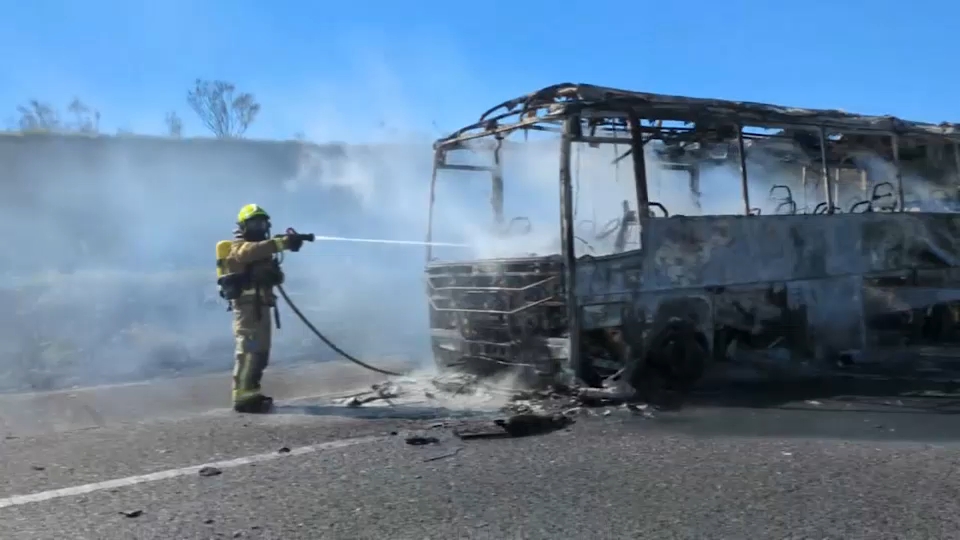 Un microbús que transportaba a un equipo de fútbol sale ardiendo en la A-66 a altura de Hinojal