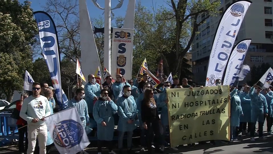 Agentes de Policía Nacional se han concentrado en Badajoz en protesta por la falta de radiopatrullas en las calles