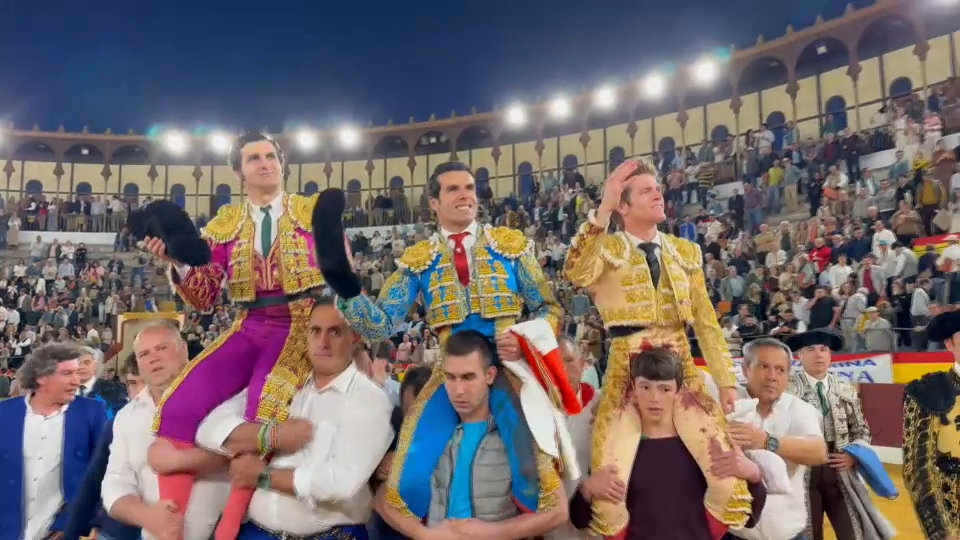 Morante de la Puebla, Emilio de Justo y Borja Jiménez salen por la puerta grande del coso almendralejense