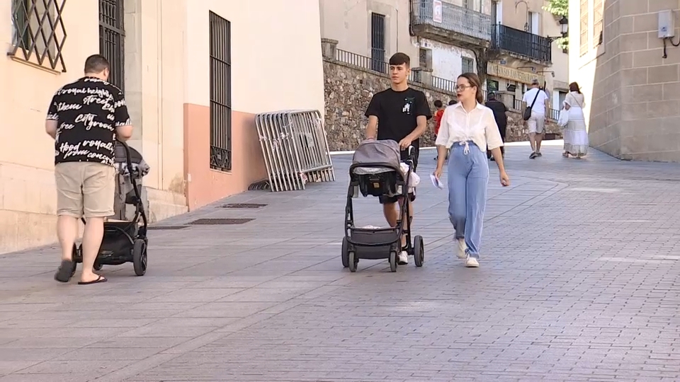 Comienzan los trámites para suprimir el límite de renta en las ayudas a la natalidad en Extremadura