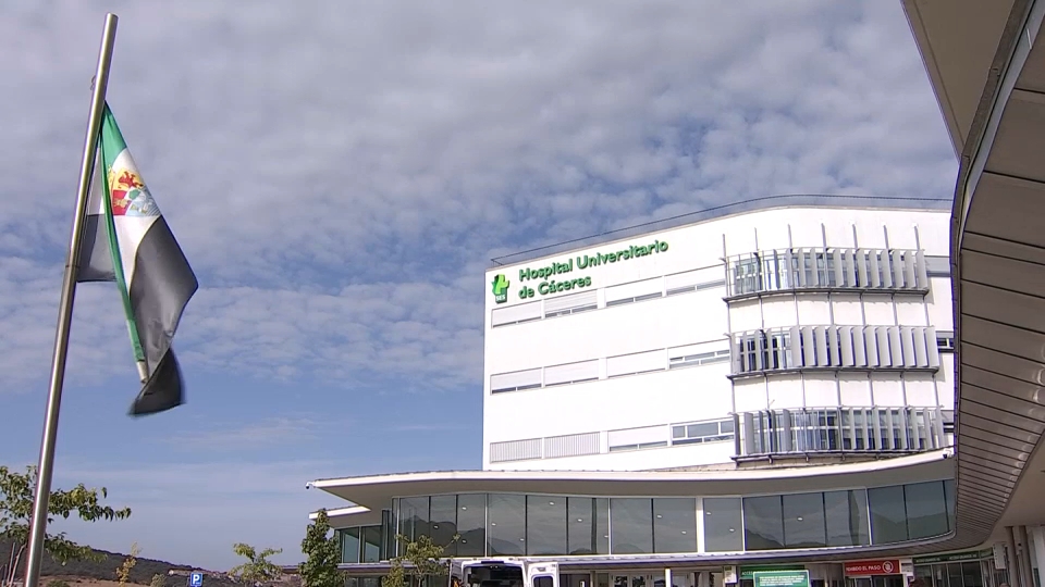 Herido grave un hombre de 64 años en Cáceres al intentar subir a un vehículo
