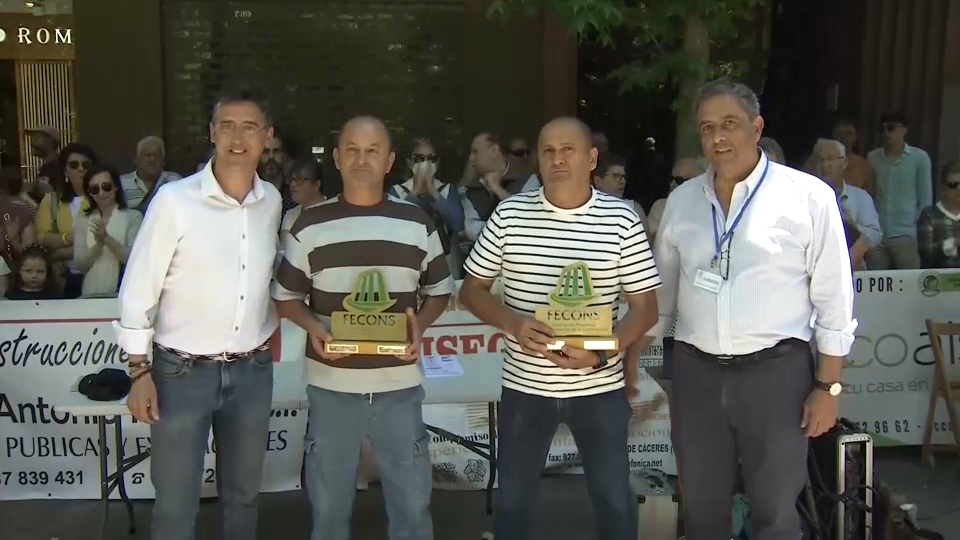 Lucio y Raúl Jiménez, dos hermanos de Riolobos, alzándose con el primer premio del concurso de albañilería