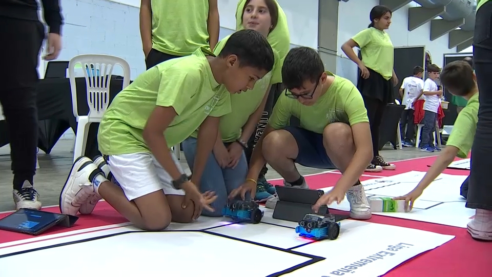 Alumnos con robots en la 5ª jornada de la VII Liga Extremeña de Robótica