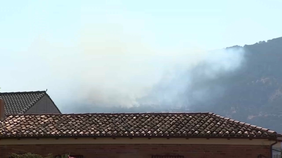 Los servicios de extinción de incendios confirman que algunas viviendas de Jarilla y Villar de Plasencia se han visto afectadas por el incendio