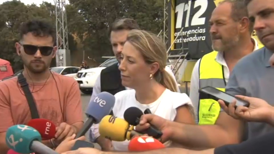 La Junta sobre el incendio en Jarilla: "Está muy activo. Descontrolado"