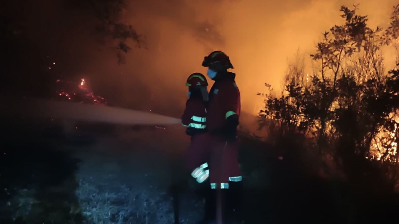 Bomberos trabajando en el incendio forestal de Jarilla