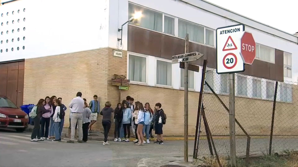 Familias esperando el transporte escolar en Extremadura