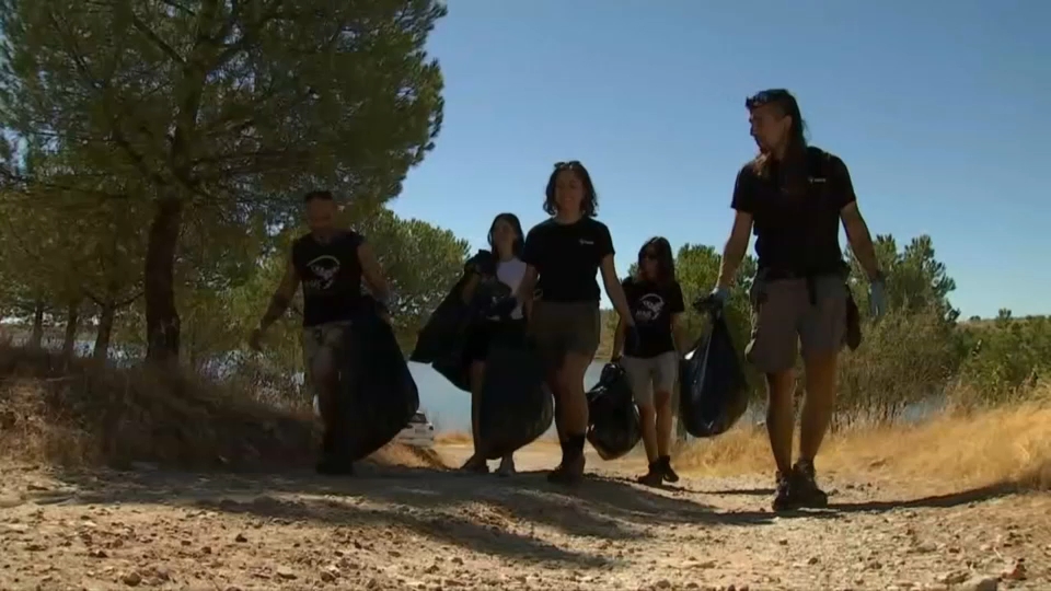Miembros de AMUS recogiendo basura que se encuentra en la naturaleza, en las inmediaciones de los ríos