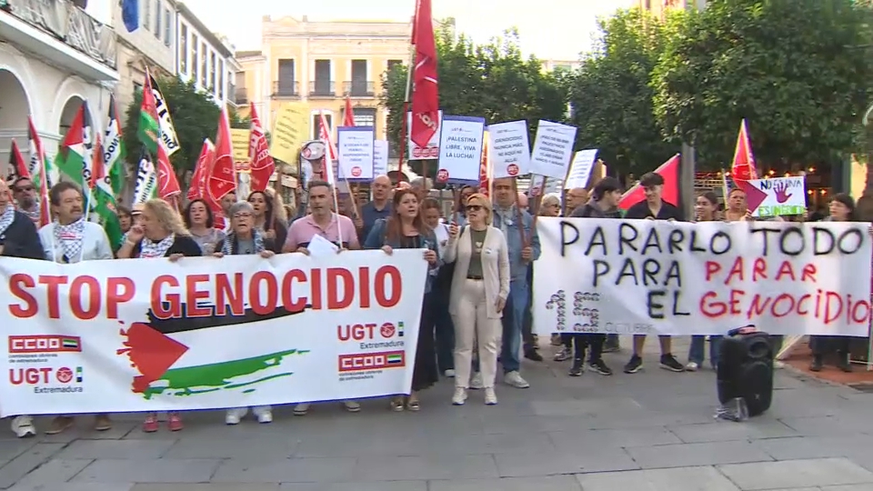 Concentración en Mérida organizada por UGT y CCOO para pedir una paz duradera en Gaza