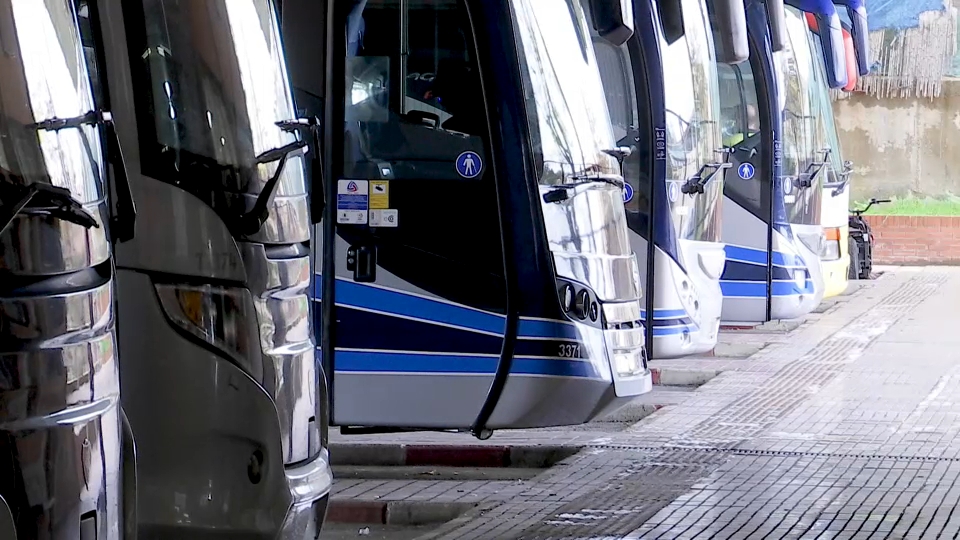 Autobuses parados en una estación - Imagen de archivo. 
