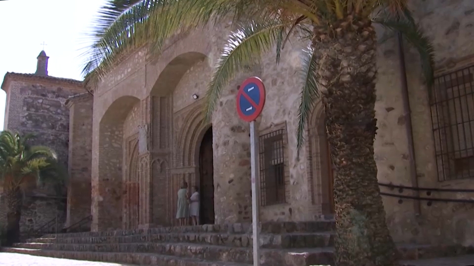 Casa del párroco y parroquia de Herrera del Duque - Imagen de archivo.