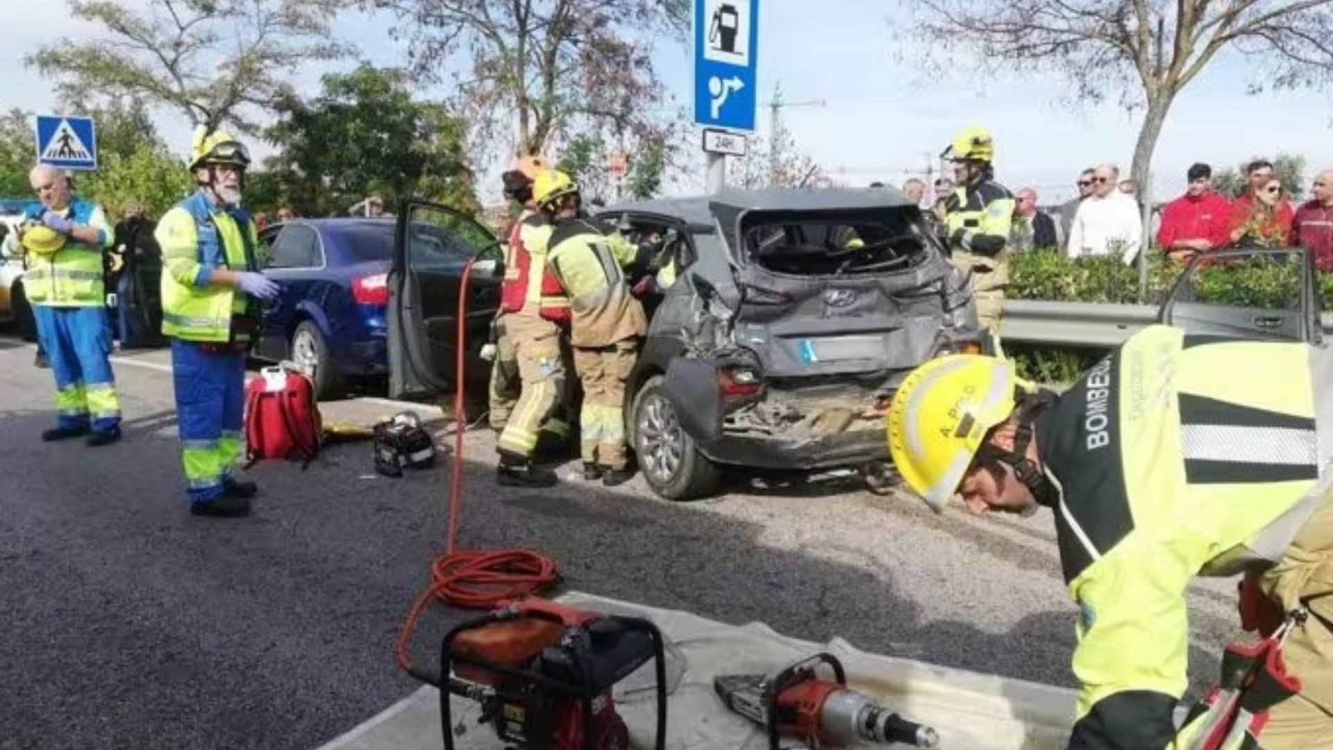 Accidente entre un camión y tres turismos en Cáceres.