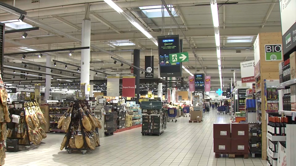 Interior de un supermercado, con ofertas de cara a la Navidad