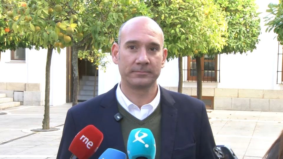 José Ángel Sánchez Juliá, portavoz del PP de Extremadura, atendiendo a los medios de comunicación