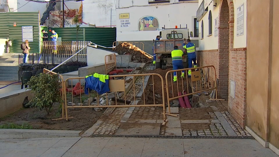 Operarios trabajan para reparar la tubería que provocó la inundación en el Museo Luis de Morales de Badajoz