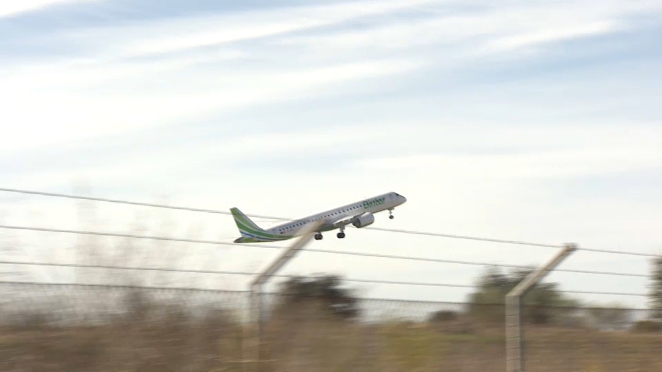 Avión despegando del aeropuerto de Badajoz