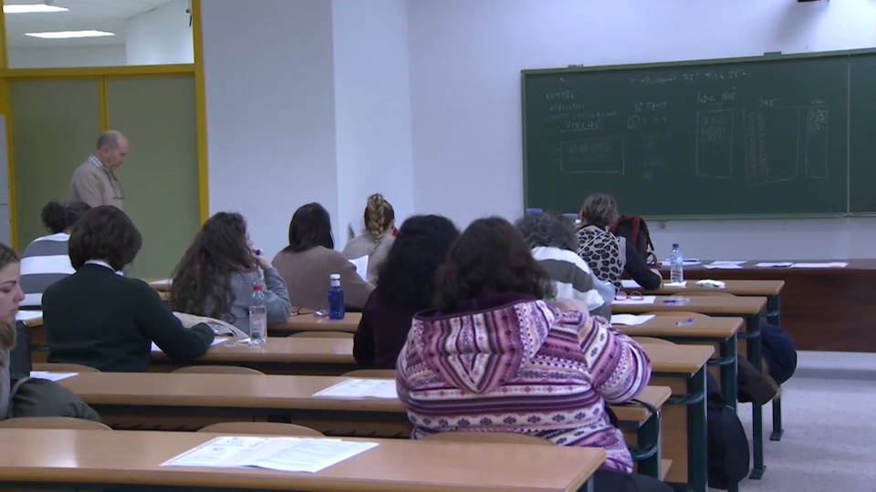 Opositores se examinan para optar a una plaza de pinche del Servicio Extremeño de Salud el 18 de enero de 2026