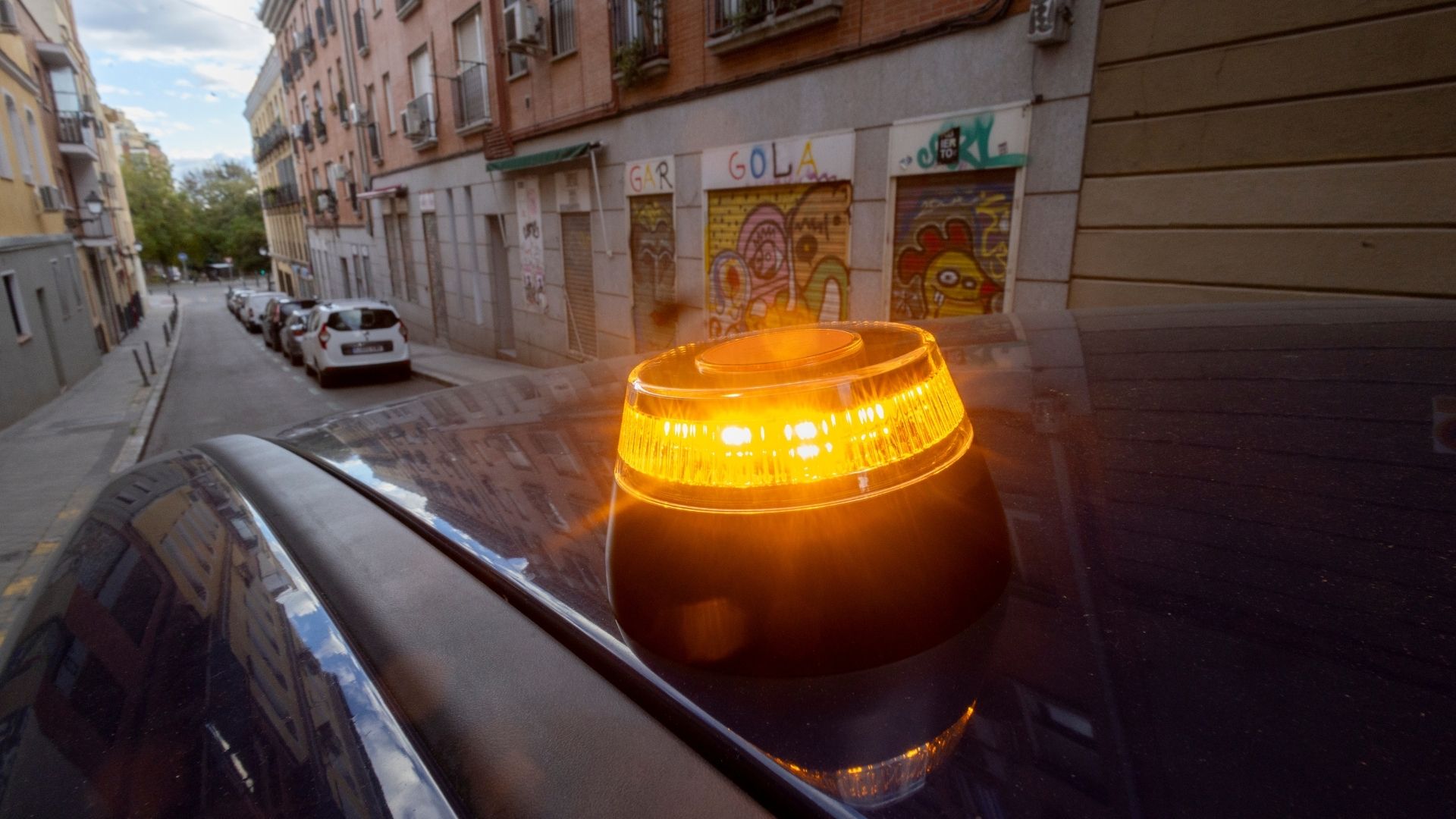 Nueva baliza V16 de emergencia para vehículos, colocada encima de un turismo. 