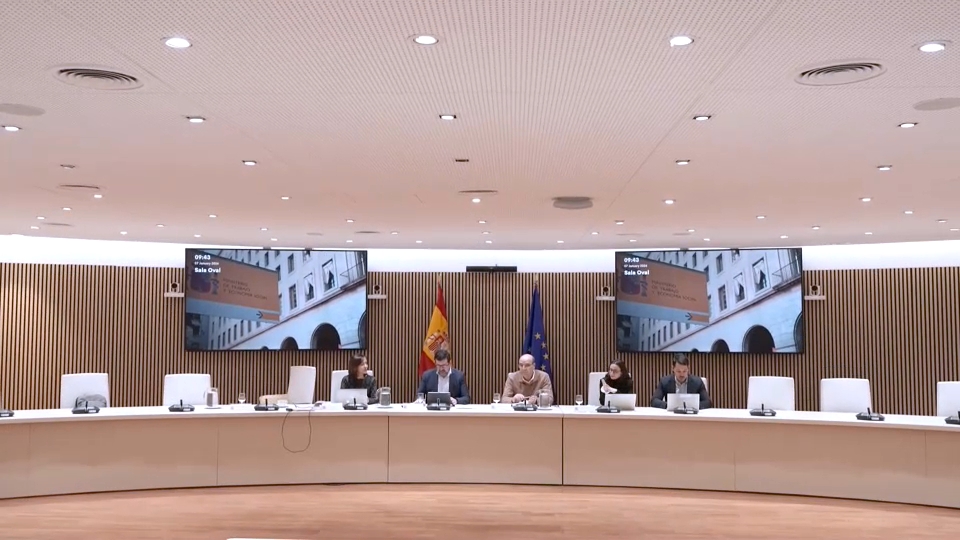 El secretario de Estado de Trabajo, Joaquín Pérez Rey, durante una reunión con representantes sindicales para abordar la subida del salario mínimo interprofesional