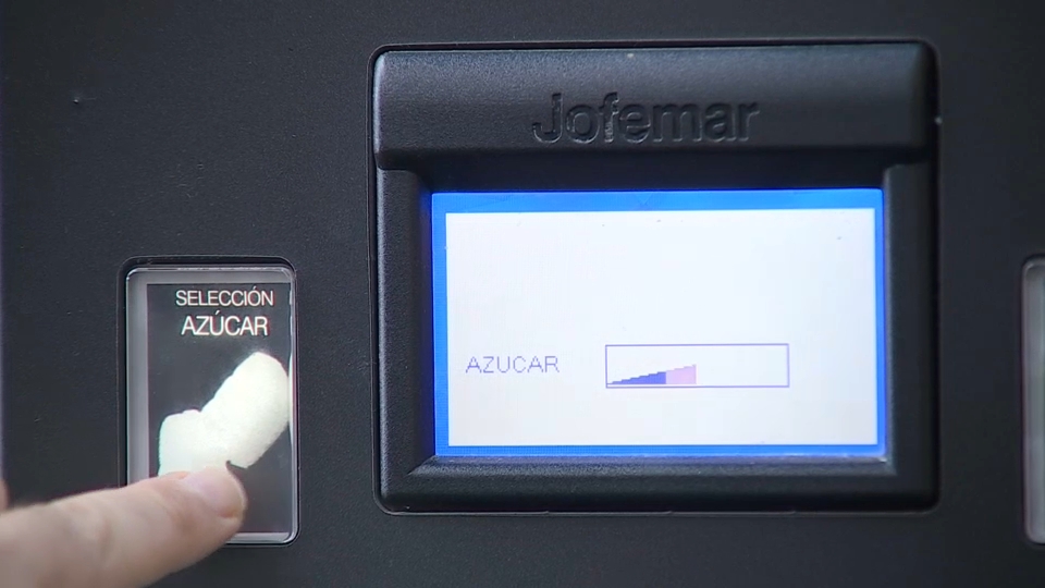 Persona seleccionando la cantidad de azúcar que quiere para el café en una máquina