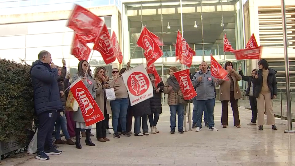 Concentración de UGT Extremadura para exigir a la Junta garantías salariales para la plantilla de limpieza del Edificio 'La Paz' de Mérida