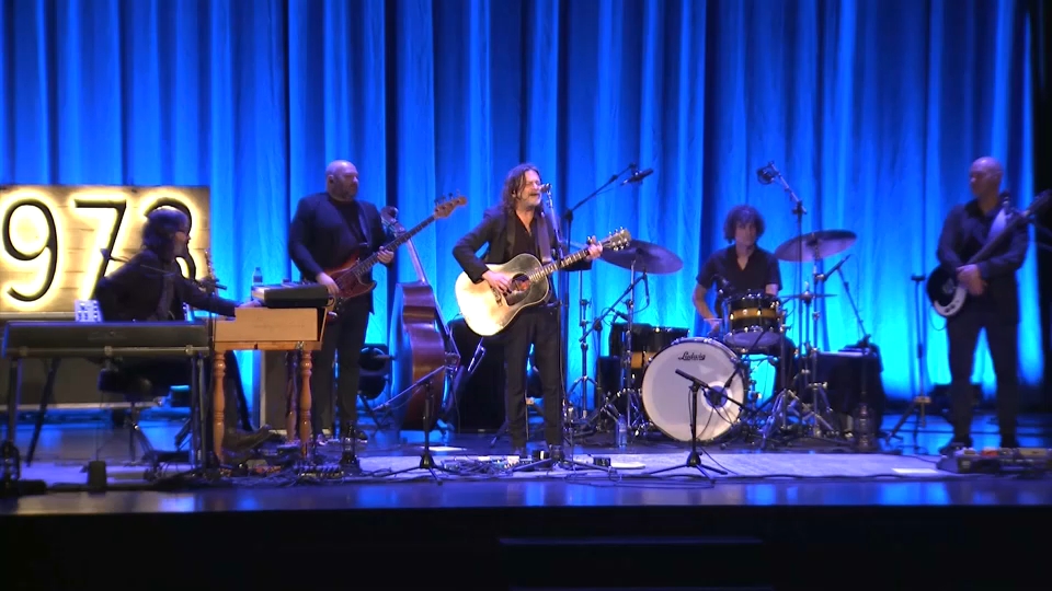 Quique González durante su actuación en Cáceres, el 16 de enero de 2026