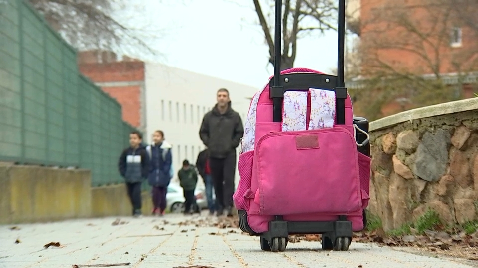 Alumnos regresan al colegio en Badajoz, el 8 de enero de 2026