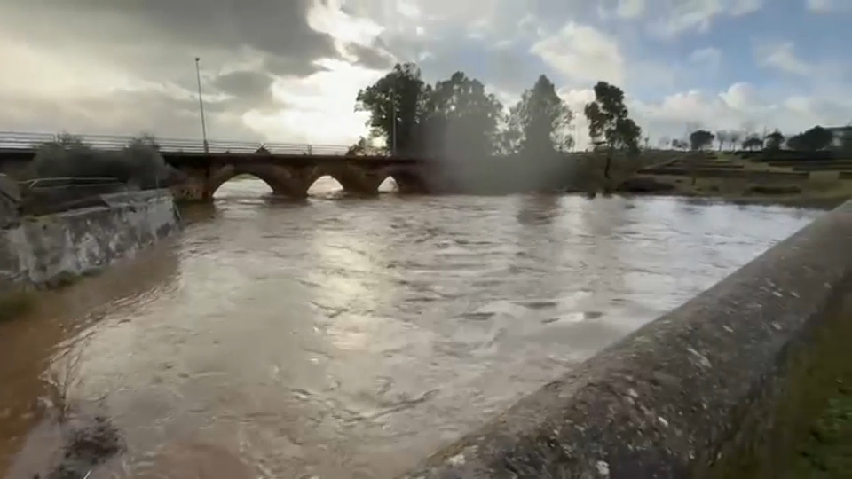 Puente Viejo de Alconchel durante las lluvias de la Borrasca Leonardo