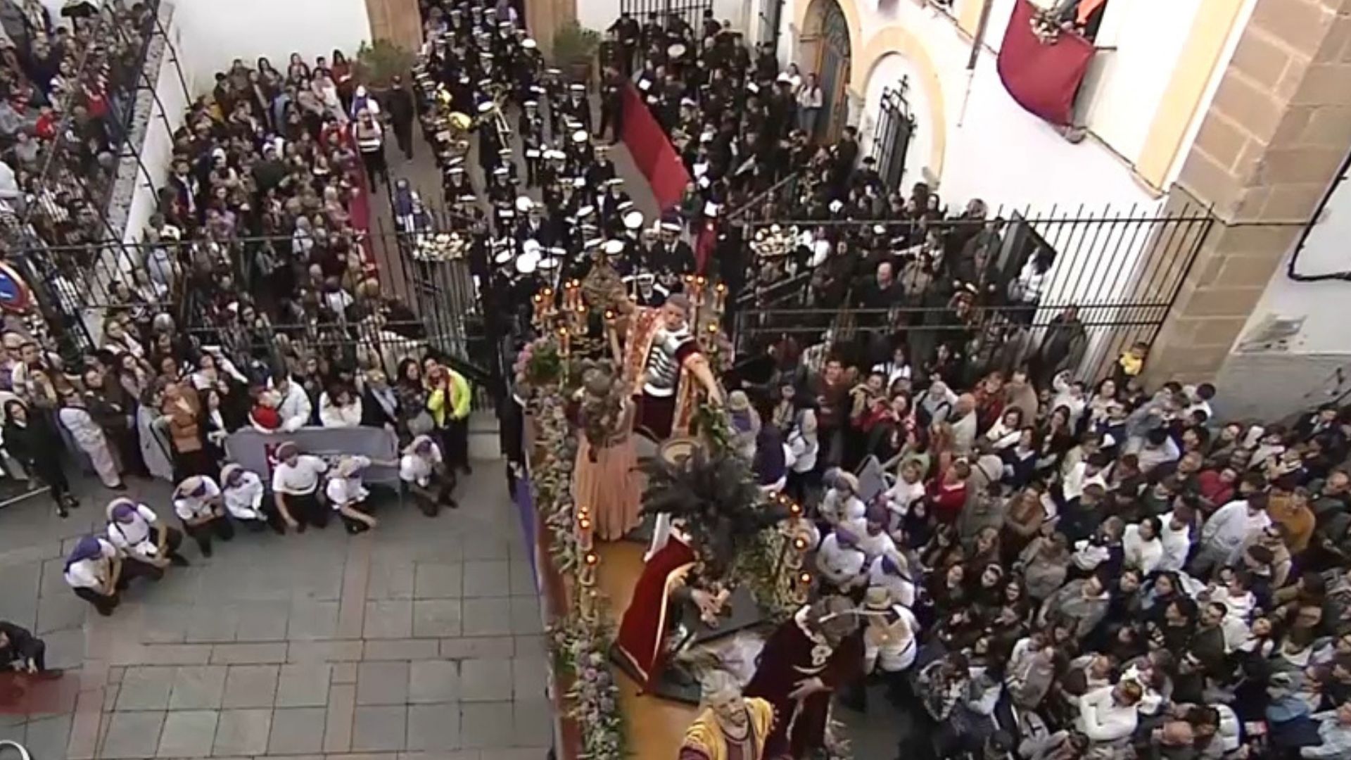 Salida de la Hermandad de la Salud, en Cáceres