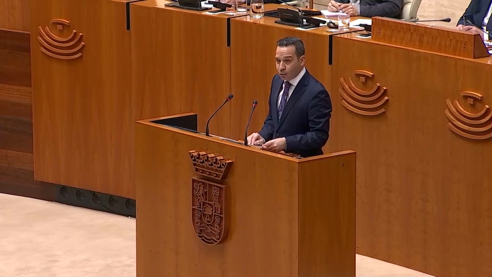 Óscar Fernández, portavoz de Vox Extremadura, durante la sesión de investidura de María Guardiola