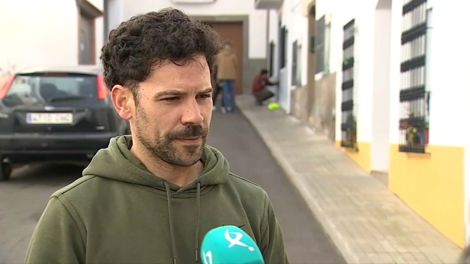 Javier Meneses, hijo de Francisca Cadenas, atiende a Canal Extremadura