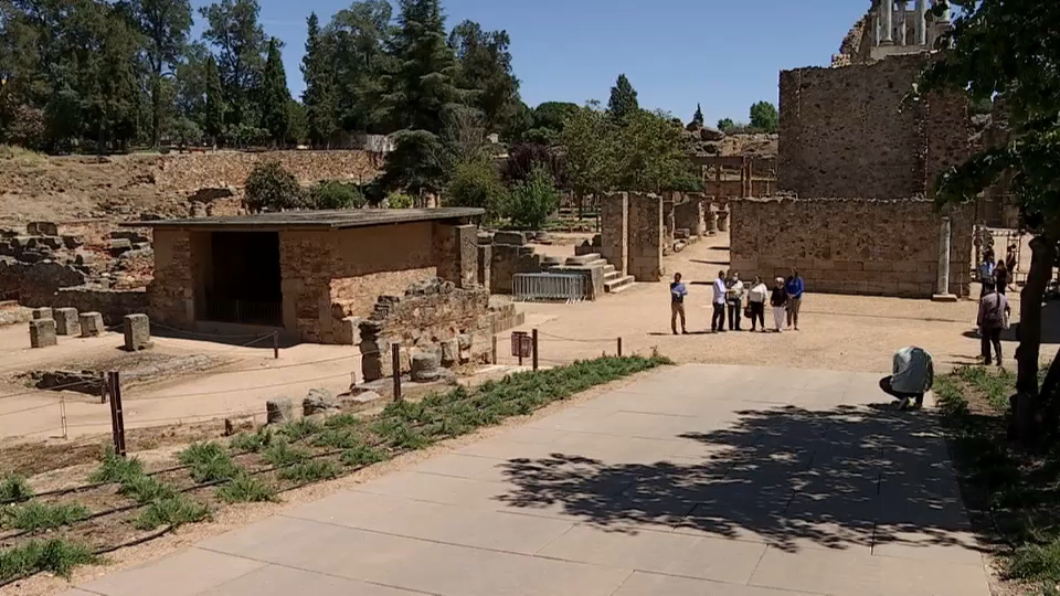 El peristilo del Teatro Romano de Mérida estrena nuevo ajardinamiento Canal Extremadura El peristilo del Teatro Romano de Mérida estrena nuevo ajardinamiento Canal Extremadura