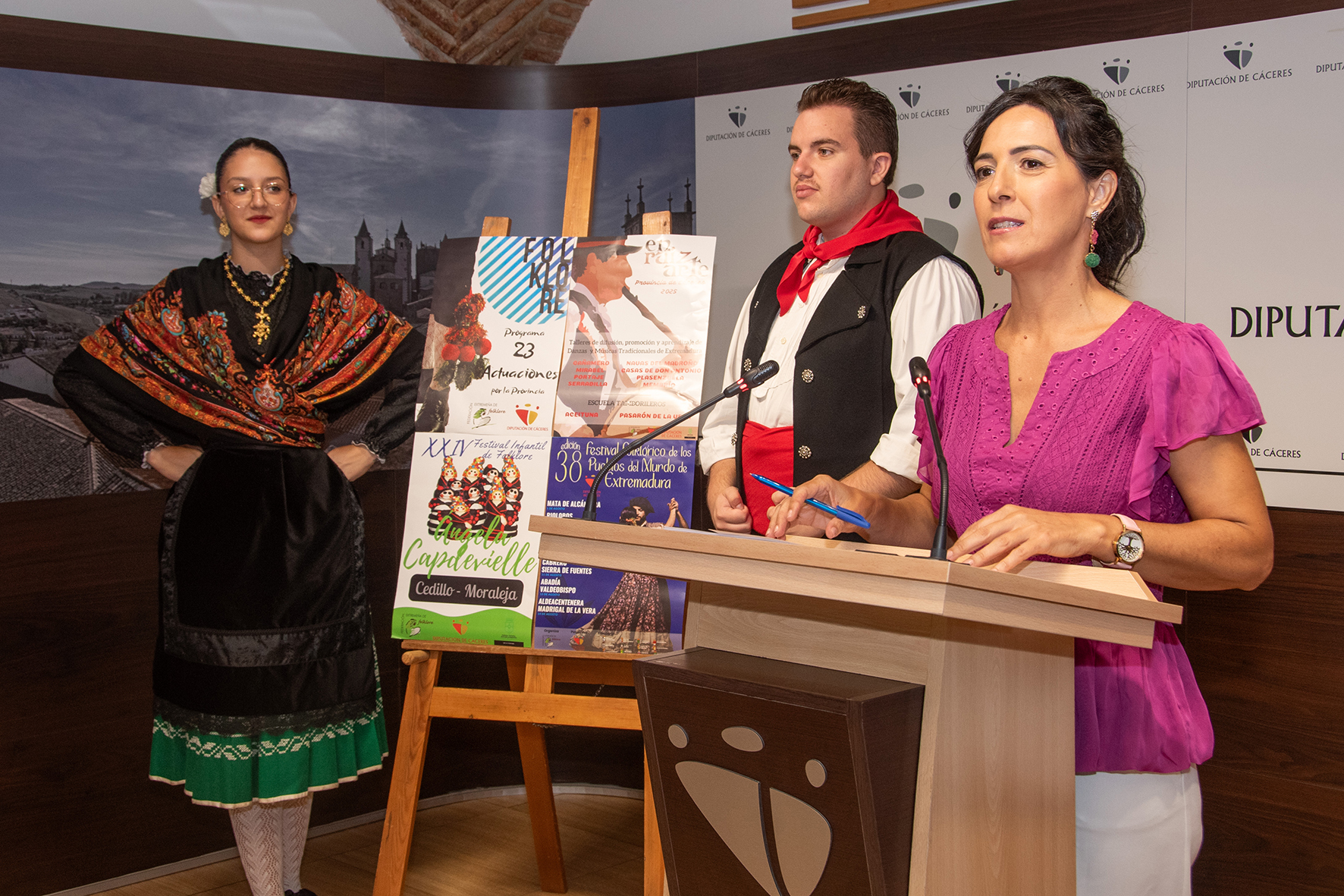 La Federación Extremeña de Folklore creará dos escuelas de tamborileros itinerantes con apoyo de Diputación de Cáceres