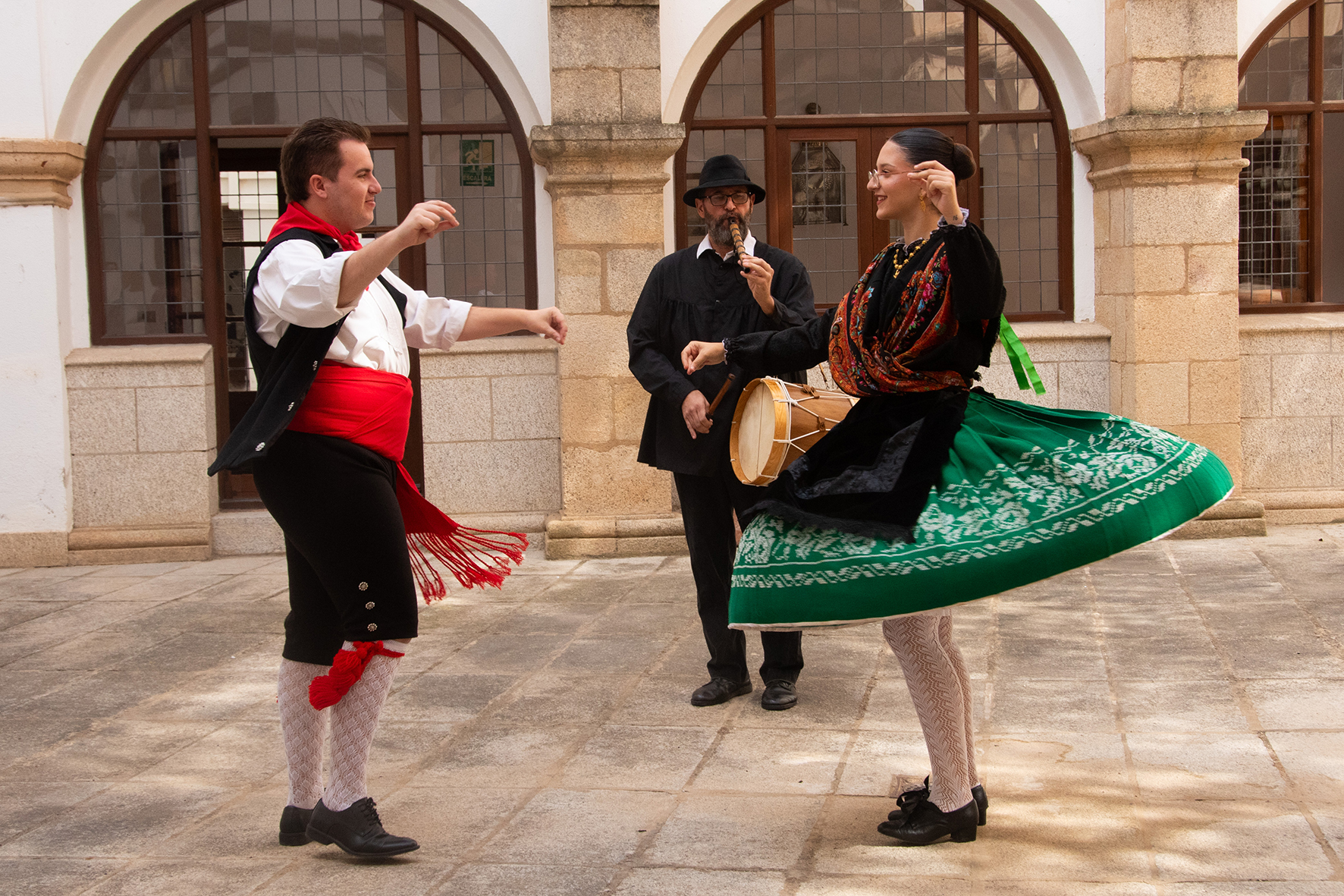La Federación Extremeña de Folklore creará dos escuelas de tamborileros itinerantes con apoyo de Diputación de Cáceres