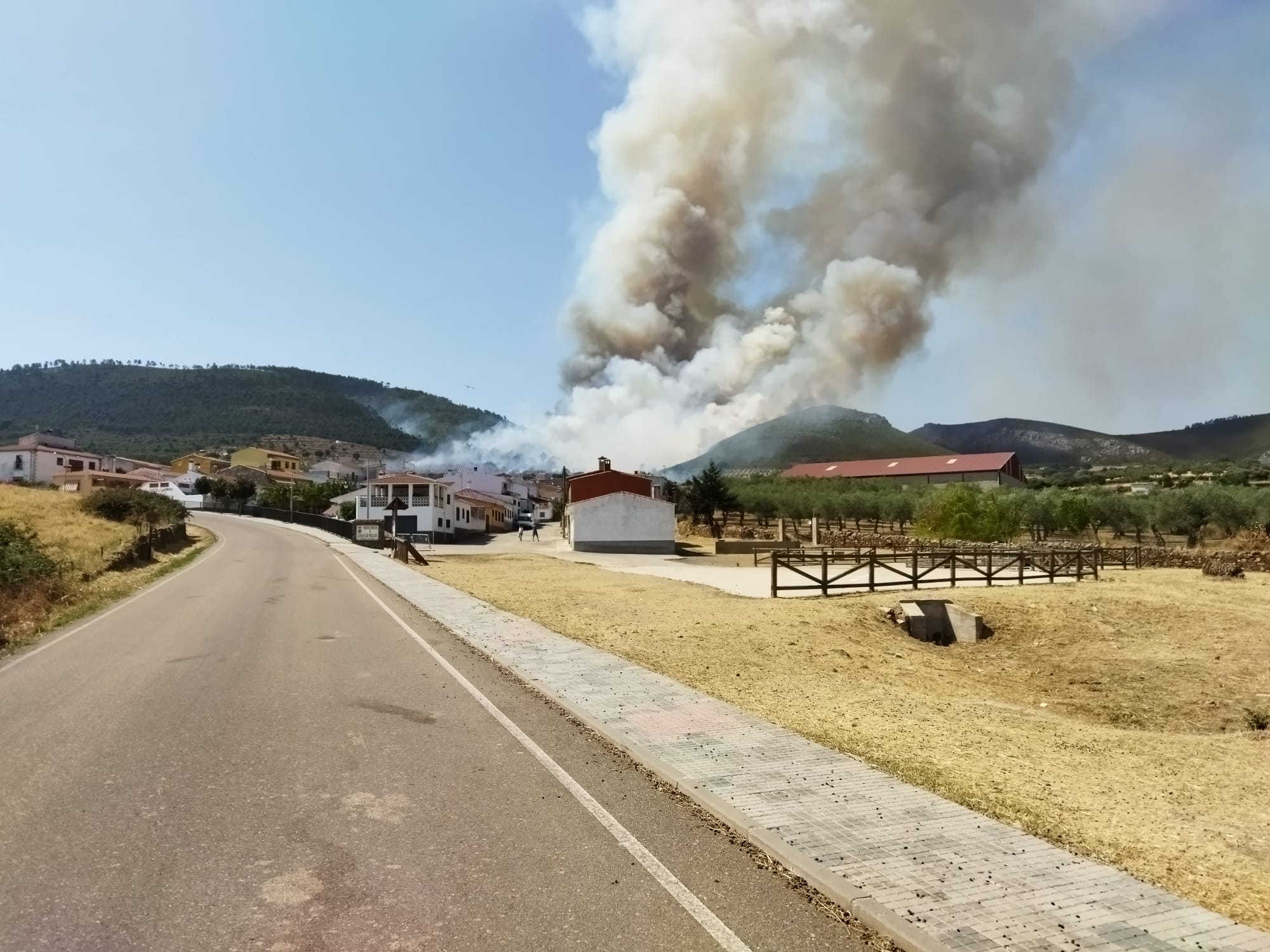 Columnas de humo cercanas a viviendas