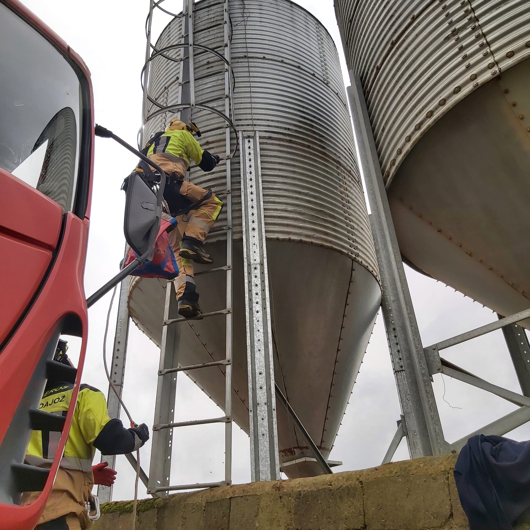 El bombero de la Diputación, subiendo las escaleras para rescatar al trabajador atrapado