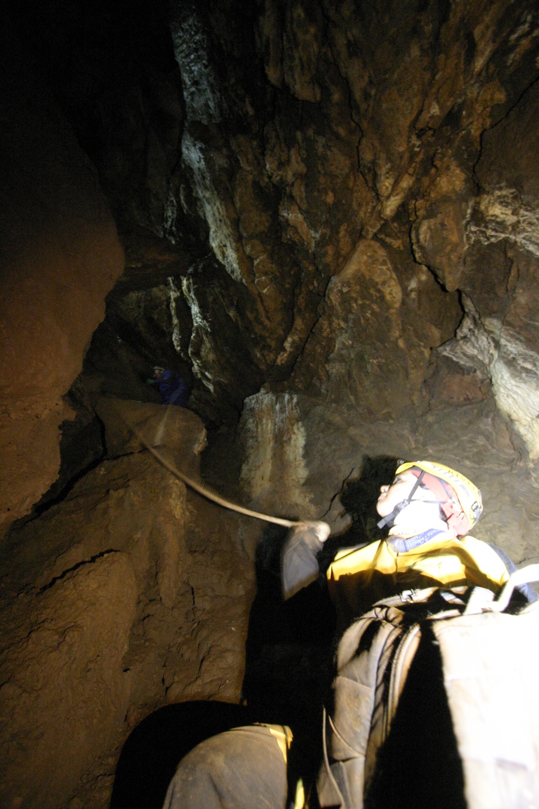 Hallan una nueva cueva en Fuentes de León durante el campo de voluntariado del Instituto de la Juventud de Extremadura