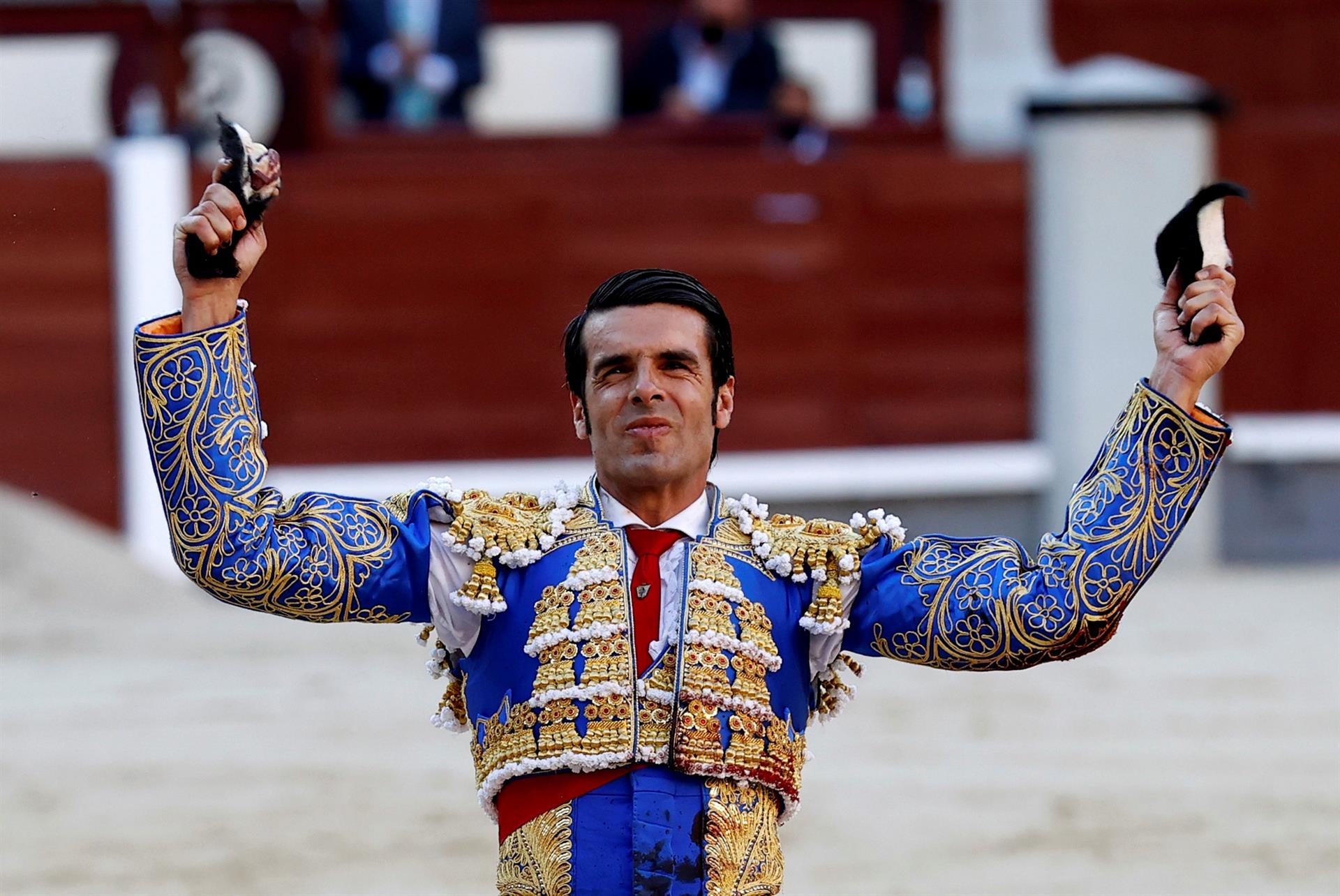 El diestro Emilio de Justo con los trofeos conseguidos al segundo de su lote durante la "Corrida de la cultura" que se celebra hoy Domingo en la madrileña plaza de toros de Las Ventas, en un mano a mano con Antonio Ferrera lidiando reses de Victoriano del Rio.