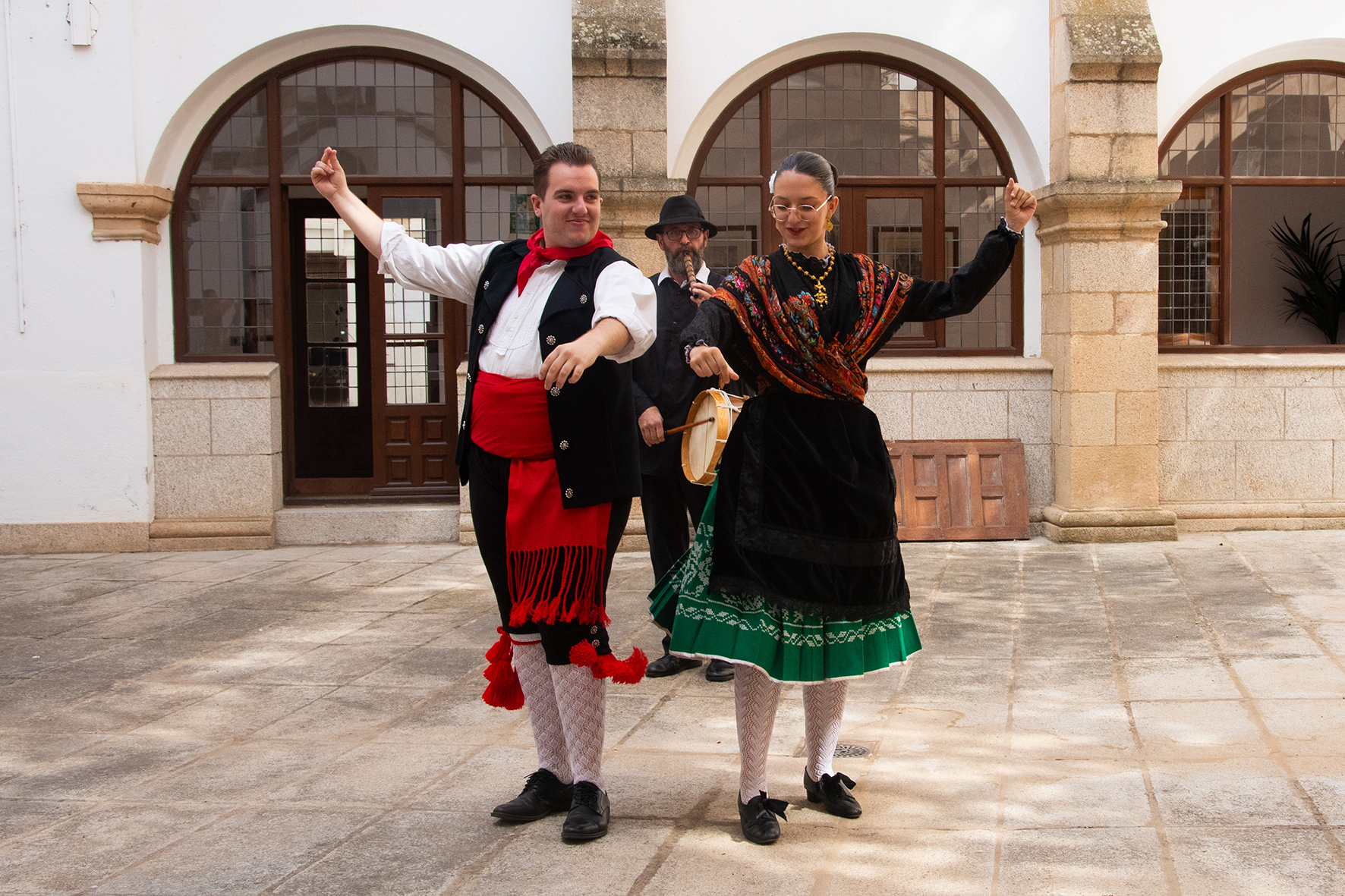 La Federación Extremeña de Folklore creará dos escuelas de tamborileros itinerantes con apoyo de Diputación de Cáceres