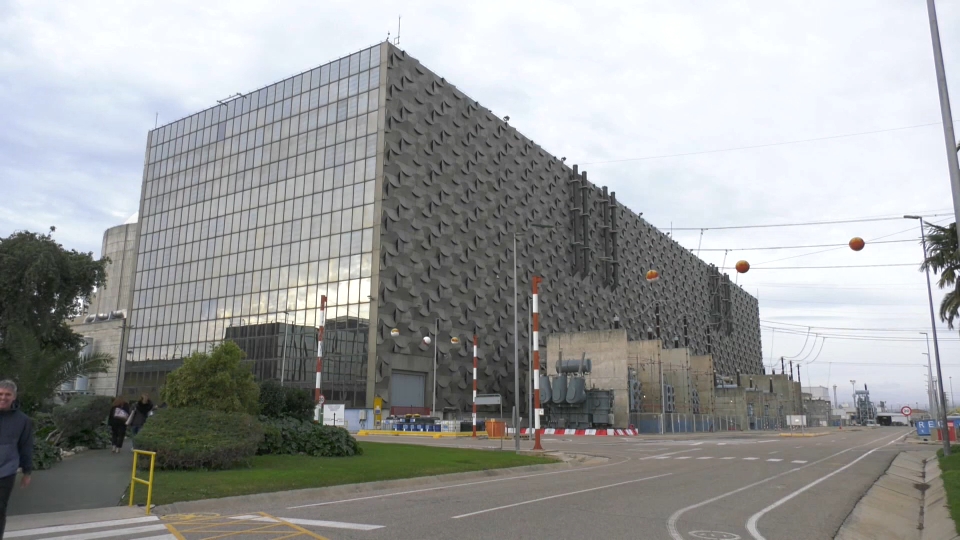 Ecologistas en Acción de Extremadura ha lamentado la "preocupante inseguridad" de la Central Nuclear de Almaraz tras el "último fallo de seguridad" detectado y que es el "segundo que se produce este mes".  En este caso se ha registrado una parada automática de la Unidad I por la anomalía en una fase del transformador, "aparentemente relacionada con el deterioro de ciertos componentes de las instalaciones", ha apuntado la organización en nota de prensa.  Ecologistas en Acción ha recalcado que la Central Nuclear de Almaraz ha superado "con creces su tiempo de vida útil" y que es un "peligro" para la población circundante.  Además, ha recordado que estas instalaciones "nunca debieron haberse construido", que son una "fuente permanente de peligro y de residuos de imposible gestión" y que los operadores, Iberdrola, Endesa y Naturgy, "se han estado enriqueciendo a costa de la ciudadanía a cambio de dejar unos residuos cuya gestión va a durar miles de años y que no les va a suponer ninguna carga económica".  De este modo, Ecologistas en Acción de Extremadura ha exigido al gobierno que no se plantee ningún tipo de prórroga para el cierre y, "si acaso, un adelanto si la precaria situación de estas peligrosas instalaciones lo requiere".  "Por este motivo el intento del PP y Vox en el Congreso de los Diputados con la abstención de Junts per Catalunya de extender la vida útil de las centrales nucleares y de dejar en manos de las eléctricas la toma de decisiones al respecto de las cuestiones energéticas, pone de manifiesto la servidumbre de los grandes partidos al oligopolio energético", ha manifestado.  Así, entiende que la propuesta de dichos partidos pretende limitar la capacidad de los gobiernos para establecer la política energética, la deja "bajo control" de las empresas nucleares y busca dar continuidad a estas plantas, "sin fecha de cierre hasta que los operadores lo estimen conveniente o el Consejo de Seguridad Nuclear lo exija".  Además, ha abundado en que propone modificar el 7º Plan General de Residuos Radiactivos