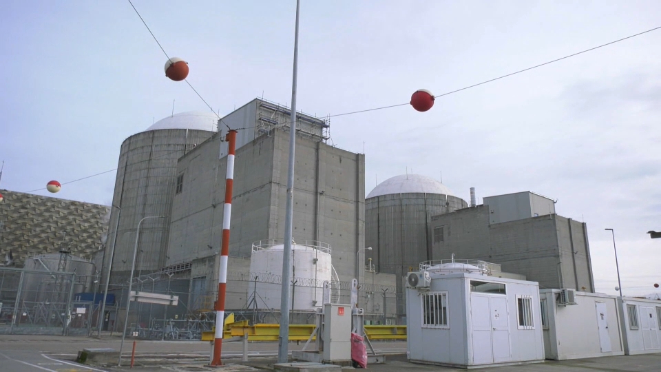 Ecologistas en Acción de Extremadura ha lamentado la "preocupante inseguridad" de la Central Nuclear de Almaraz tras el "último fallo de seguridad" detectado y que es el "segundo que se produce este mes".  En este caso se ha registrado una parada automática de la Unidad I por la anomalía en una fase del transformador, "aparentemente relacionada con el deterioro de ciertos componentes de las instalaciones", ha apuntado la organización en nota de prensa.  Ecologistas en Acción ha recalcado que la Central Nuclear de Almaraz ha superado "con creces su tiempo de vida útil" y que es un "peligro" para la población circundante.  Además, ha recordado que estas instalaciones "nunca debieron haberse construido", que son una "fuente permanente de peligro y de residuos de imposible gestión" y que los operadores, Iberdrola, Endesa y Naturgy, "se han estado enriqueciendo a costa de la ciudadanía a cambio de dejar unos residuos cuya gestión va a durar miles de años y que no les va a suponer ninguna carga económica".  De este modo, Ecologistas en Acción de Extremadura ha exigido al gobierno que no se plantee ningún tipo de prórroga para el cierre y, "si acaso, un adelanto si la precaria situación de estas peligrosas instalaciones lo requiere".  "Por este motivo el intento del PP y Vox en el Congreso de los Diputados con la abstención de Junts per Catalunya de extender la vida útil de las centrales nucleares y de dejar en manos de las eléctricas la toma de decisiones al respecto de las cuestiones energéticas, pone de manifiesto la servidumbre de los grandes partidos al oligopolio energético", ha manifestado.  Así, entiende que la propuesta de dichos partidos pretende limitar la capacidad de los gobiernos para establecer la política energética, la deja "bajo control" de las empresas nucleares y busca dar continuidad a estas plantas, "sin fecha de cierre hasta que los operadores lo estimen conveniente o el Consejo de Seguridad Nuclear lo exija".  Además, ha abundado en que propone modificar el 7º Plan General de Residuos Radiactivos