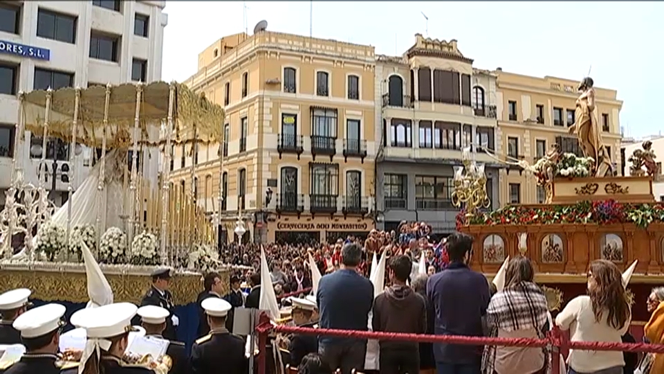 El Resucitado y María Santísima de la Aurora protagonizan el 'Encuentro' del Domingo de Resurrección en Badajoz