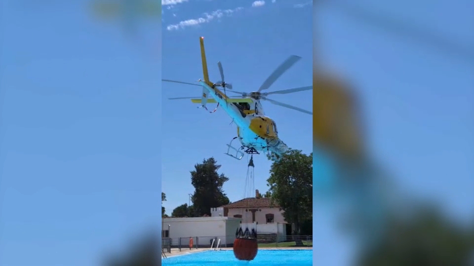 El incendio en Badajoz obliga a desalojar viviendas aisladas de manera preventiva