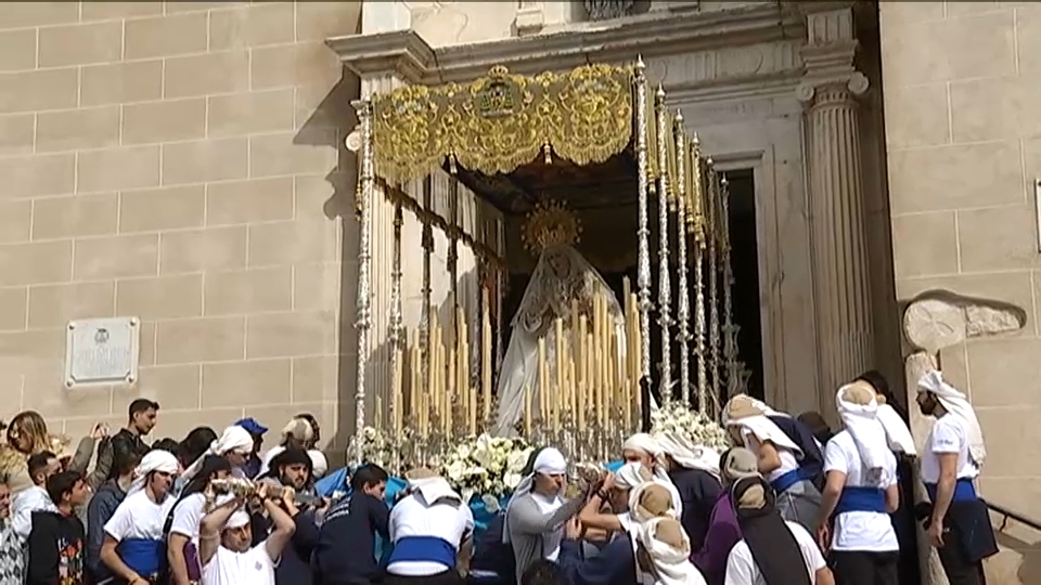 El Resucitado y María Santísima de la Aurora protagonizan el 'Encuentro' del Domingo de Resurrección en Badajoz