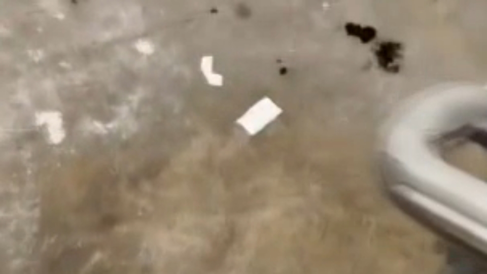 Usuarios del parking de puente de Trujillo en Plasencia se quejan de la acumulación de basura y malos olores